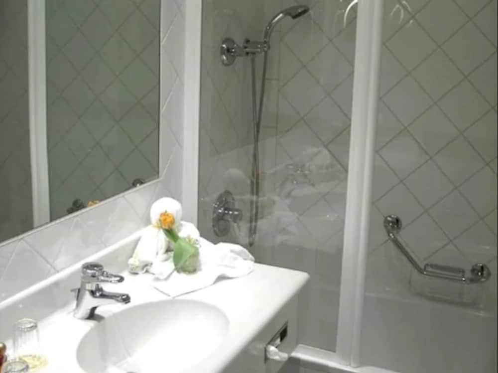 Hotel De France Wien Εξωτερικό φωτογραφία A shower cubicle